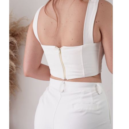 Conjunto sastre blanco de dos piezas: corset top crop con tirantes y pantalón wide leg. Corset de doble tela con cremallera trasera. Jessi Boutique.