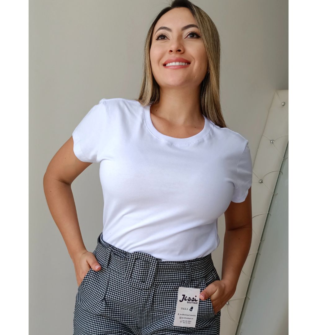 Camiseta básica manga corta de algodón cuello redondo. Modelo usando camiseta negra con jeans y camiseta blanca con pantalón estampado. Jessi Boutique.