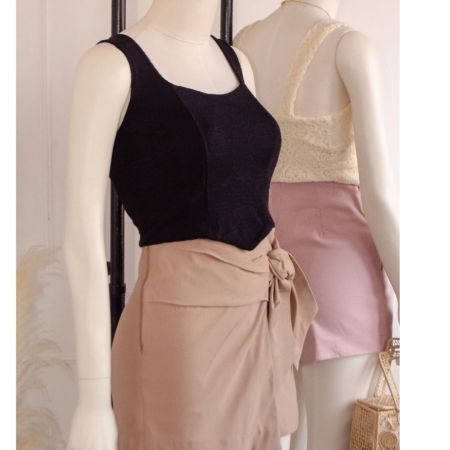 Falda short (skort) tiro alto cruzada con lazo o amarre lateral. Material Bengalina Licrada. Disponible en varios colores. Jessi Boutique.