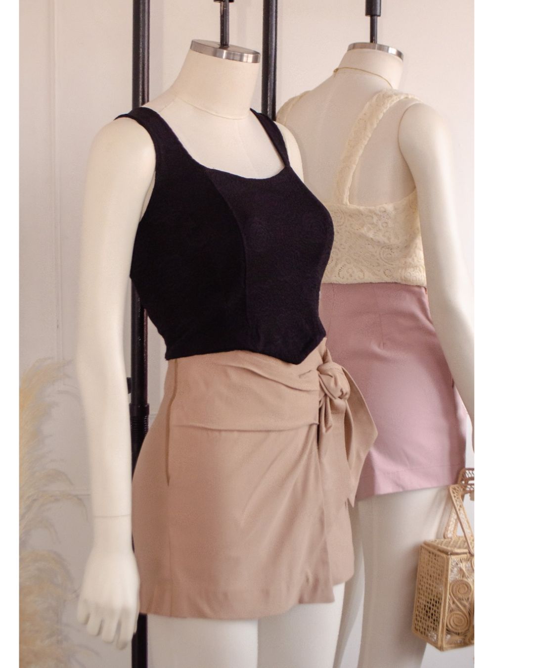 Falda short (skort) tiro alto cruzada con lazo o amarre lateral. Material Bengalina Licrada. Disponible en varios colores. Jessi Boutique.