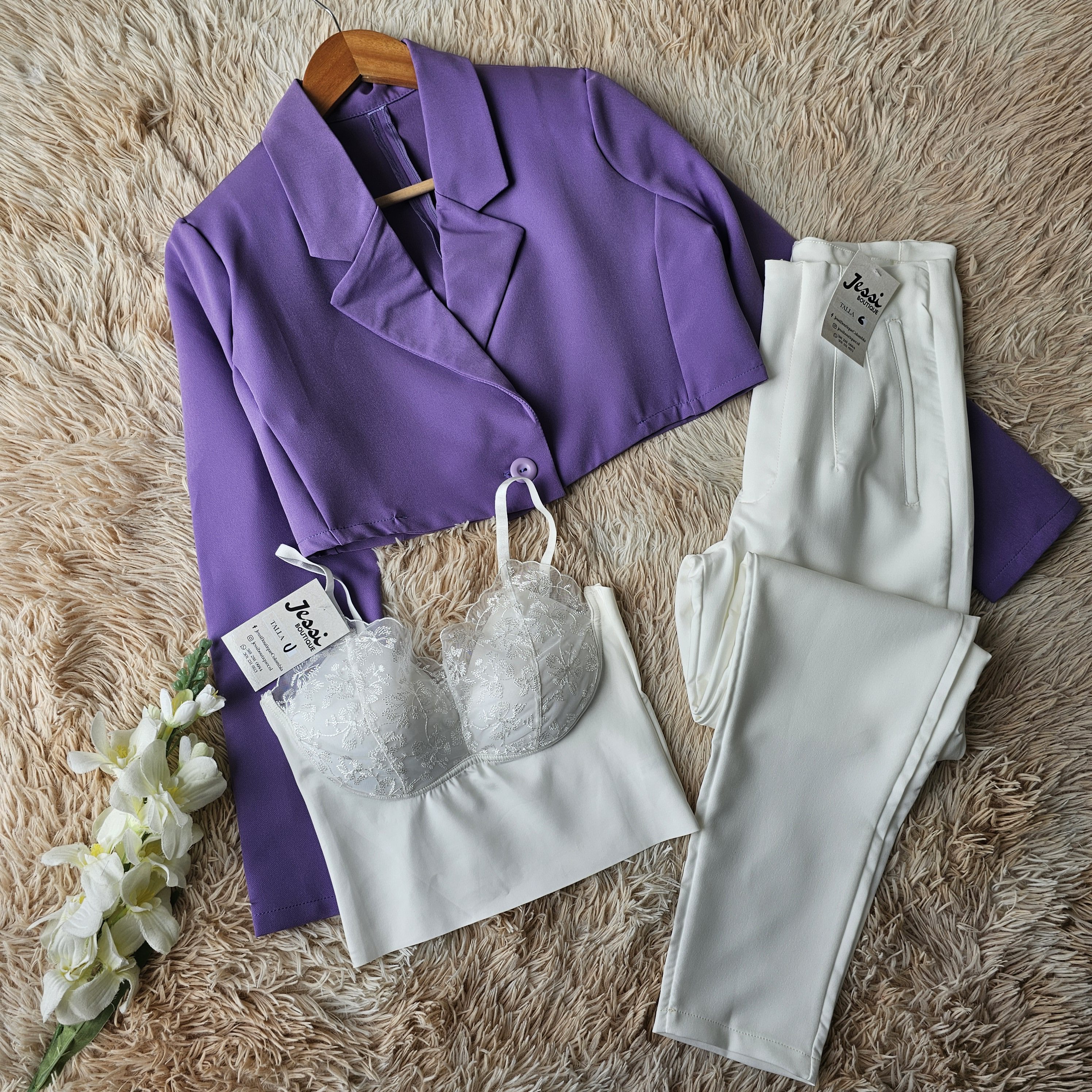 Blazer crop de lino noche de viena con botón simple. Disponible en lila, azul cielo, rojo, negro, blanco y gris. Talla única. Jessi Boutique.