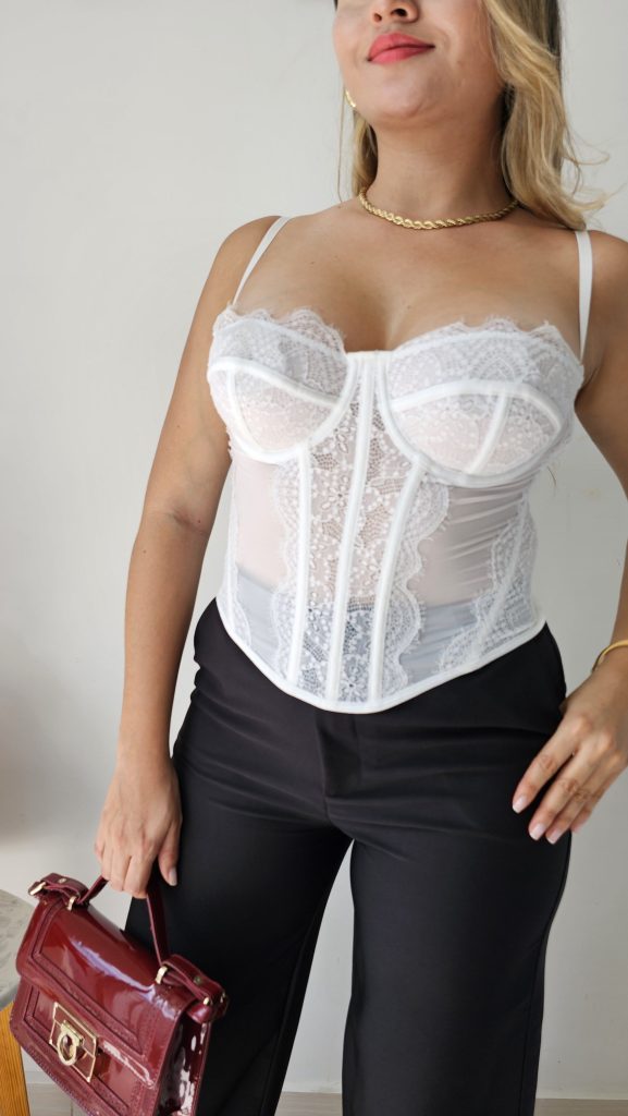 Corset bustier de encaje con copas y varillas, tirantes ajustables y cierre de ganchos trasero. Disponible en rojo, blanco, negro y más colores. Tallas S a XL. Jessi Boutique