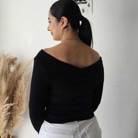 Suéter de punto o tejido de manga larga con escote cruzado asimétrico (off shoulder). Disponible en nude, negro, blanco y marrón. Talla única. Jessi Boutique.