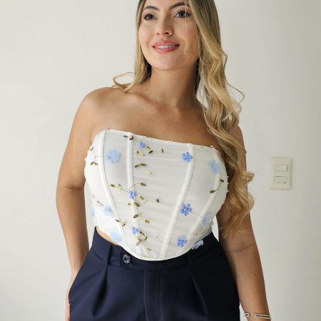 Corset bustier strapless color blanco con bordado floral azul celeste, tul y varillas. Corset Cielo de Jessi Boutique. Tallas S a XL.