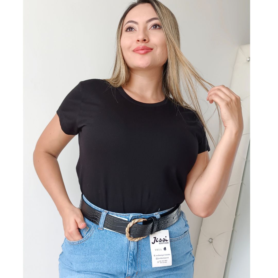 Camiseta básica manga corta de algodón cuello redondo. Modelo usando camiseta negra con jeans y camiseta blanca con pantalón estampado. Jessi Boutique.