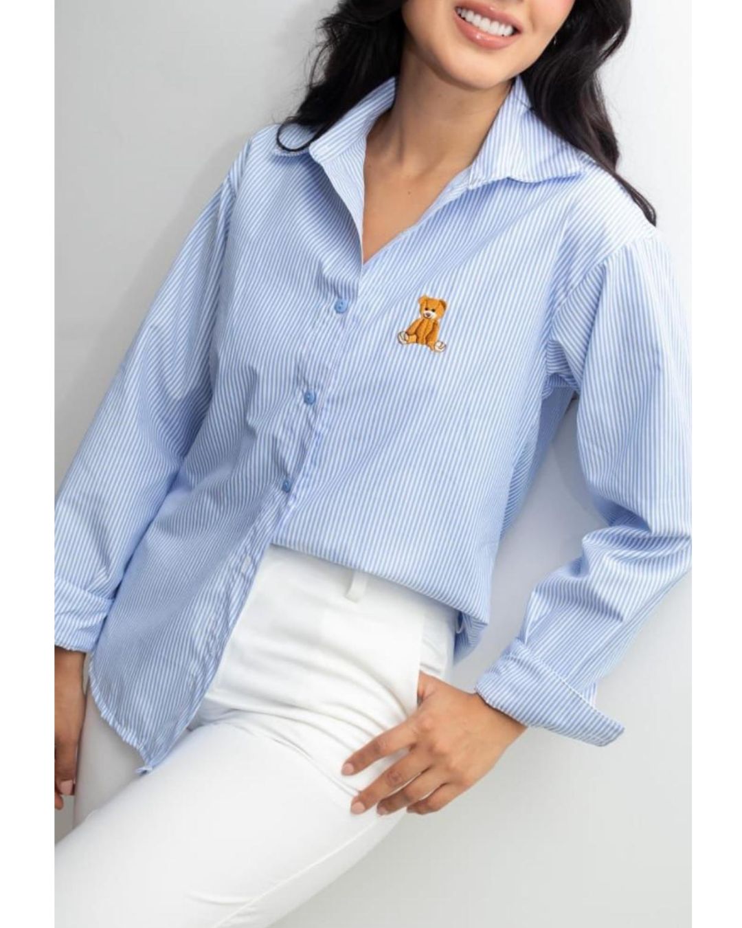 Camisa de popelina de rayas azules y rosadas, manga larga en el pecho. Jessi Boutique.