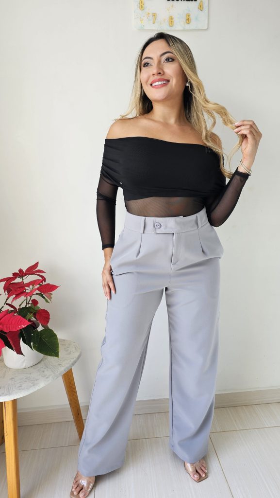 Pantalón sastre wide leg o bota ancha de tiro alto. Disponible en negro, blanco, gris, azul cielo, azul marino y marrón. Tallas S a XL. Jessi Boutique.