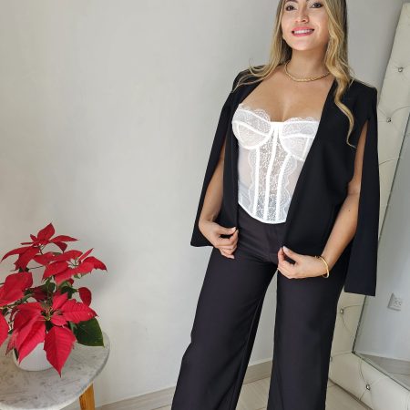 Blazer de corte capa con mangas abiertas. Material scuba. Totalmente forrado. Disponible en camel, blanco, rosa y negro. Tallas S y M. Jessi Boutique.