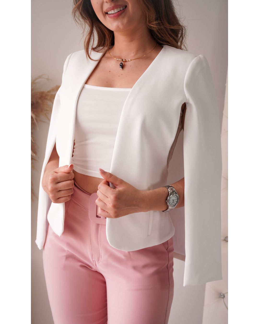Blazer de corte capa con mangas abiertas. Material scuba. Totalmente forrado. Disponible en camel, blanco, rosa y negro. Tallas S y M. Jessi Boutique.
