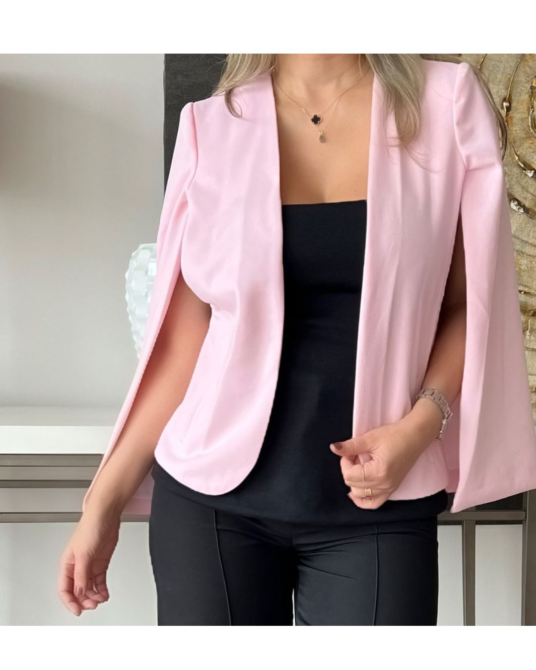 Blazer de corte capa con mangas abiertas. Material scuba. Totalmente forrado. Disponible en camel, blanco, rosa y negro. Tallas S y M. Jessi Boutique.