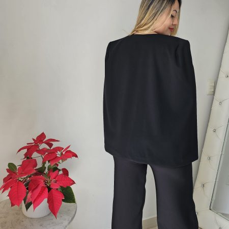 Blazer de corte capa con mangas abiertas. Material scuba. Totalmente forrado. Disponible en camel, blanco, rosa y negro. Tallas S y M. Jessi Boutique.