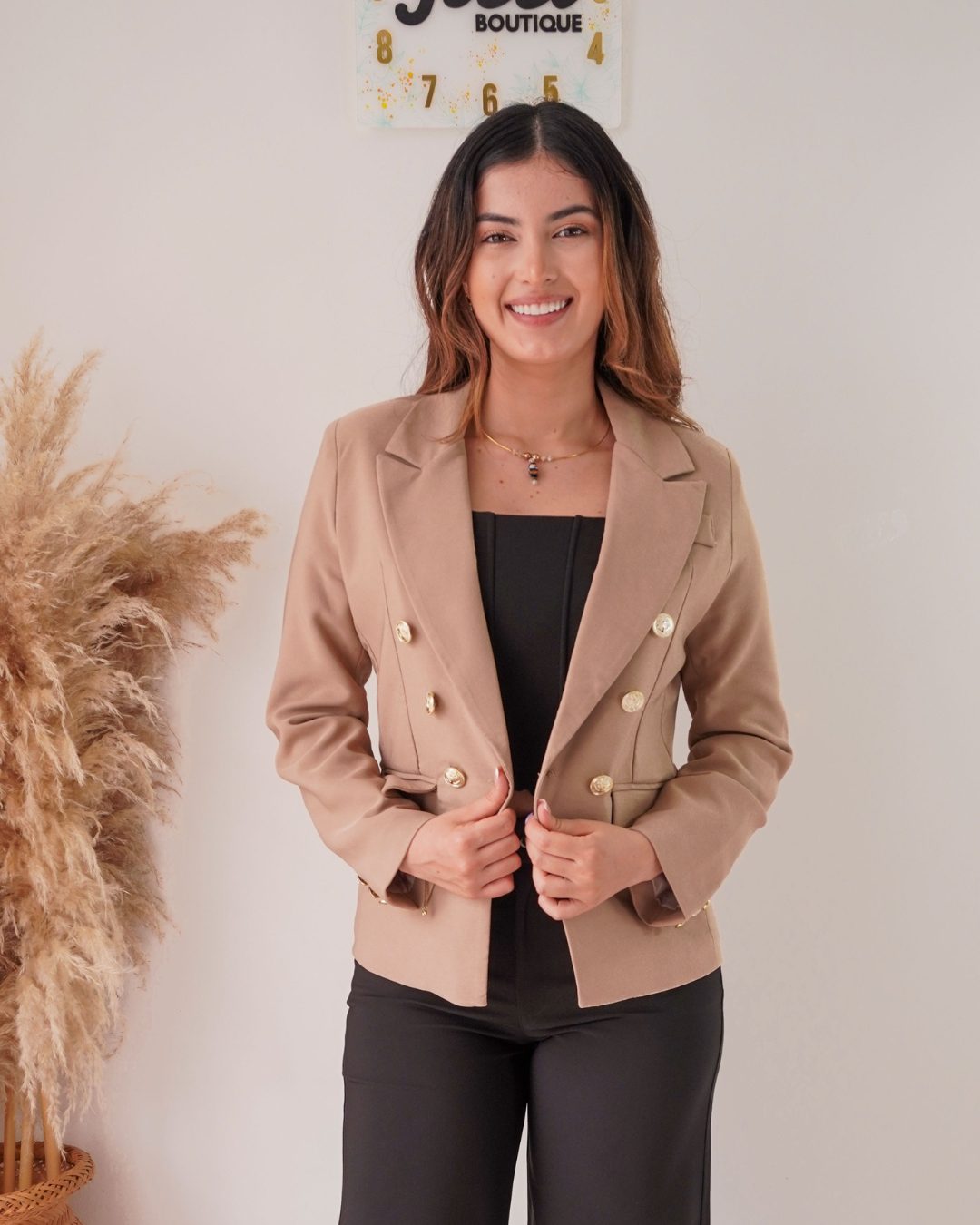 Blazer de lino doble botonadura con botones dorados, corte princesa y forro. Disponible en camel, nude y blanco. Tallas S, M y L. Jessi Boutique.
