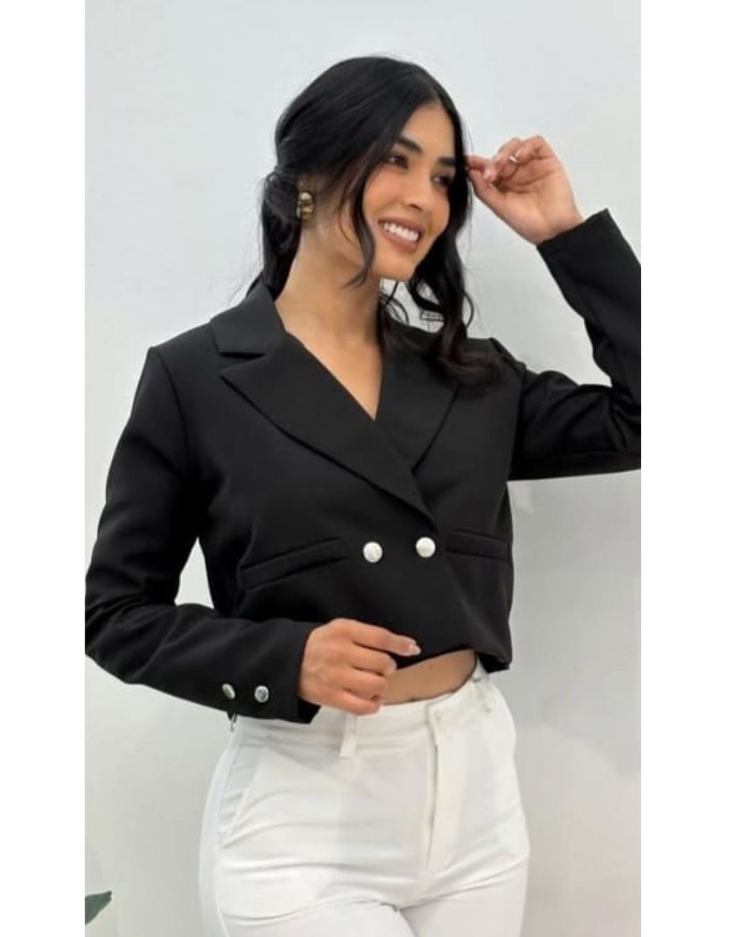 Blazer crop de lino noche de viena con doble botonadura dorada y solapa ancha. Completamente forrado. Disponible en negro, beige y gris. Tallas S/M y M/L. Jessi Boutique.