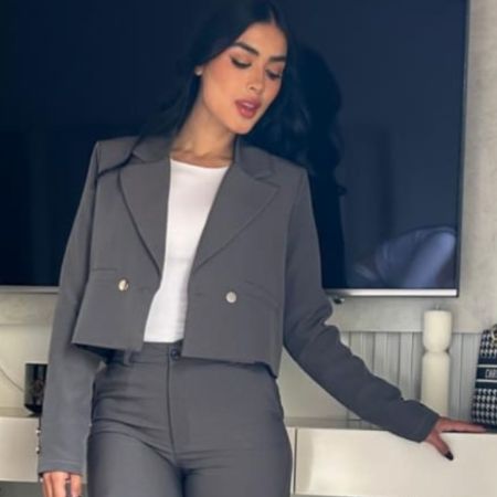Blazer crop de lino noche de viena con doble botonadura dorada y solapa ancha. Completamente forrado. Disponible en negro, beige y gris. Tallas S/M y M/L. Jessi Boutique.