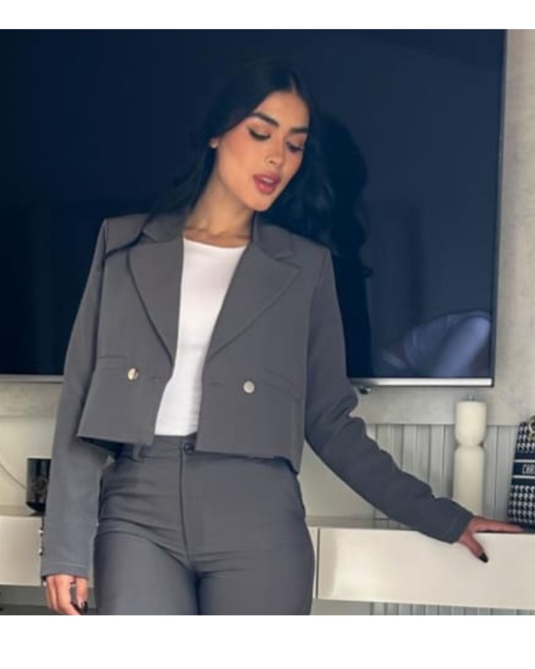 Blazer crop de lino noche de viena con doble botonadura dorada y solapa ancha. Completamente forrado. Disponible en negro, beige y gris. Tallas S/M y M/L. Jessi Boutique.