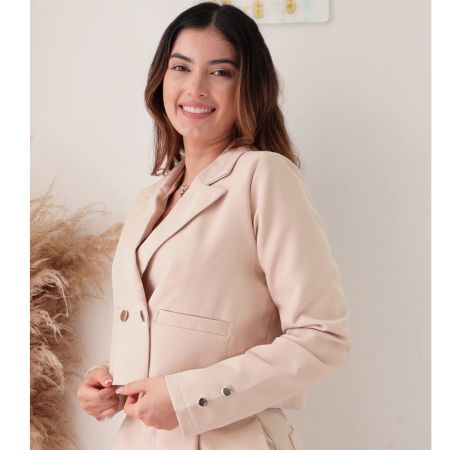 Blazer crop de lino noche de viena con doble botonadura dorada y solapa ancha. Completamente forrado. Disponible en negro, beige y gris. Tallas S/M y M/L. Jessi Boutique.