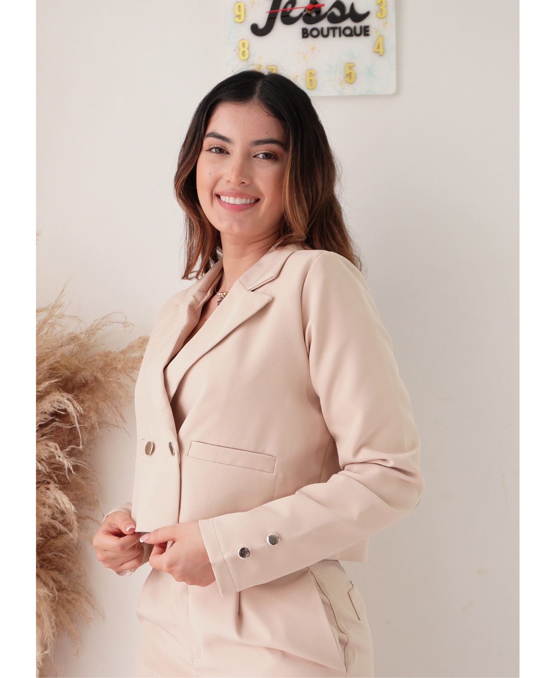 Blazer crop de lino noche de viena con doble botonadura dorada y solapa ancha. Completamente forrado. Disponible en negro, beige y gris. Tallas S/M y M/L. Jessi Boutique.