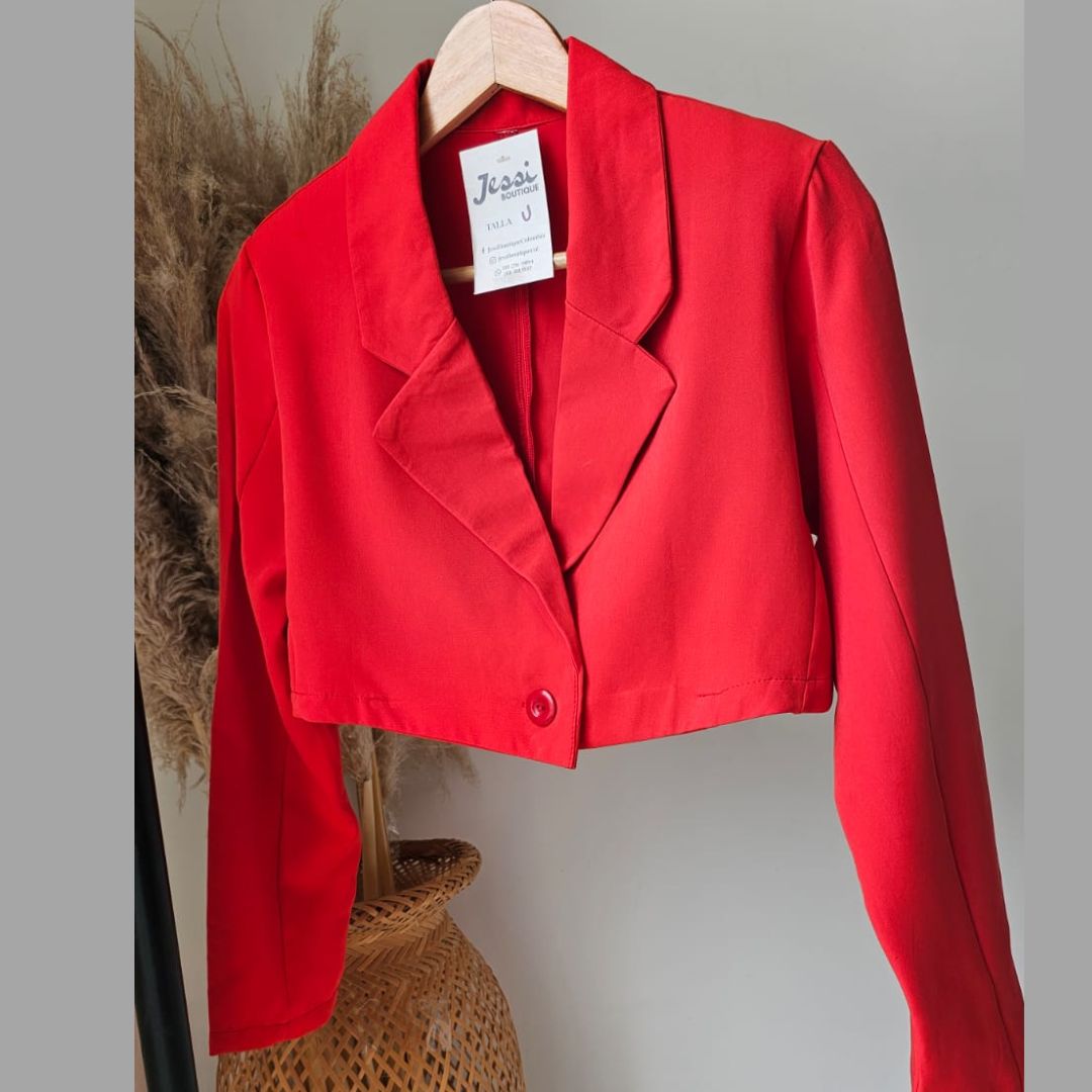 Blazer crop de lino noche de viena con botón simple. Disponible en lila, azul cielo, rojo, negro, blanco y gris. Talla única. Jessi Boutique.