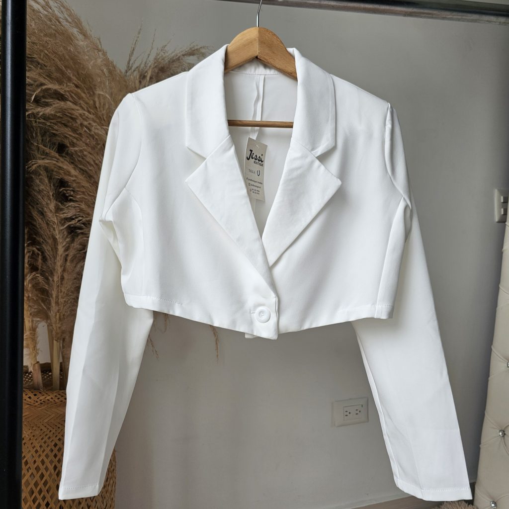 Blazer crop de lino noche de viena con botón simple. Disponible en lila, azul cielo, rojo, negro, blanco y gris. Talla única. Jessi Boutique.