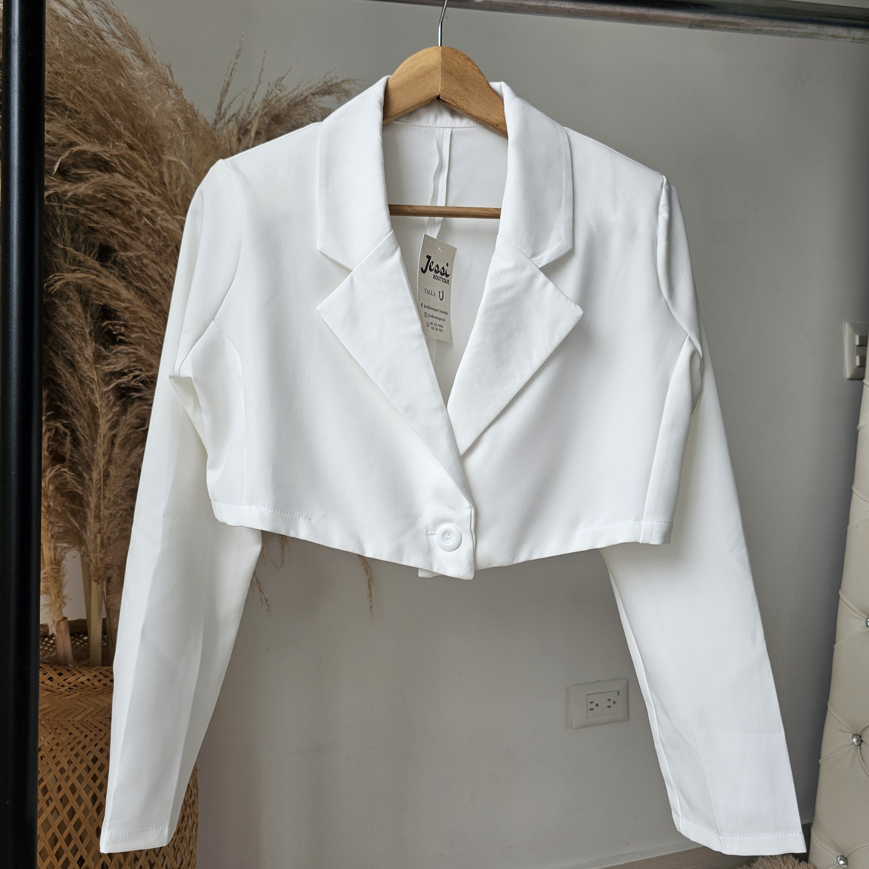 Blazer crop de lino noche de viena con botón simple. Disponible en lila, azul cielo, rojo, negro, blanco y gris. Talla única. Jessi Boutique.