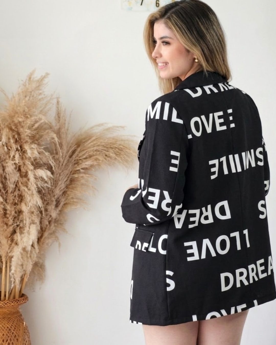 Blazer largo oversize de lino con estampado de letras "LOVE", "DREAM", "NEWS". Disponible en negro, blanco