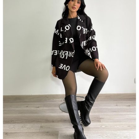 Blazer largo oversize de lino con estampado de letras "LOVE", "DREAM", "NEWS". Disponible en negro, blanco