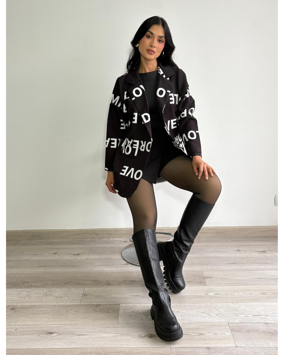 Blazer largo oversize de lino con estampado de letras "LOVE", "DREAM", "NEWS". Disponible en negro, blanco