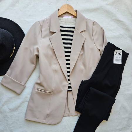 Blazer sastre de lino manga 3/4 con solapa y forro en el frente. Amplia paleta de colores: rojo, azul, camel, rosa, amarillo, negro, blanco. Jessi Boutique.