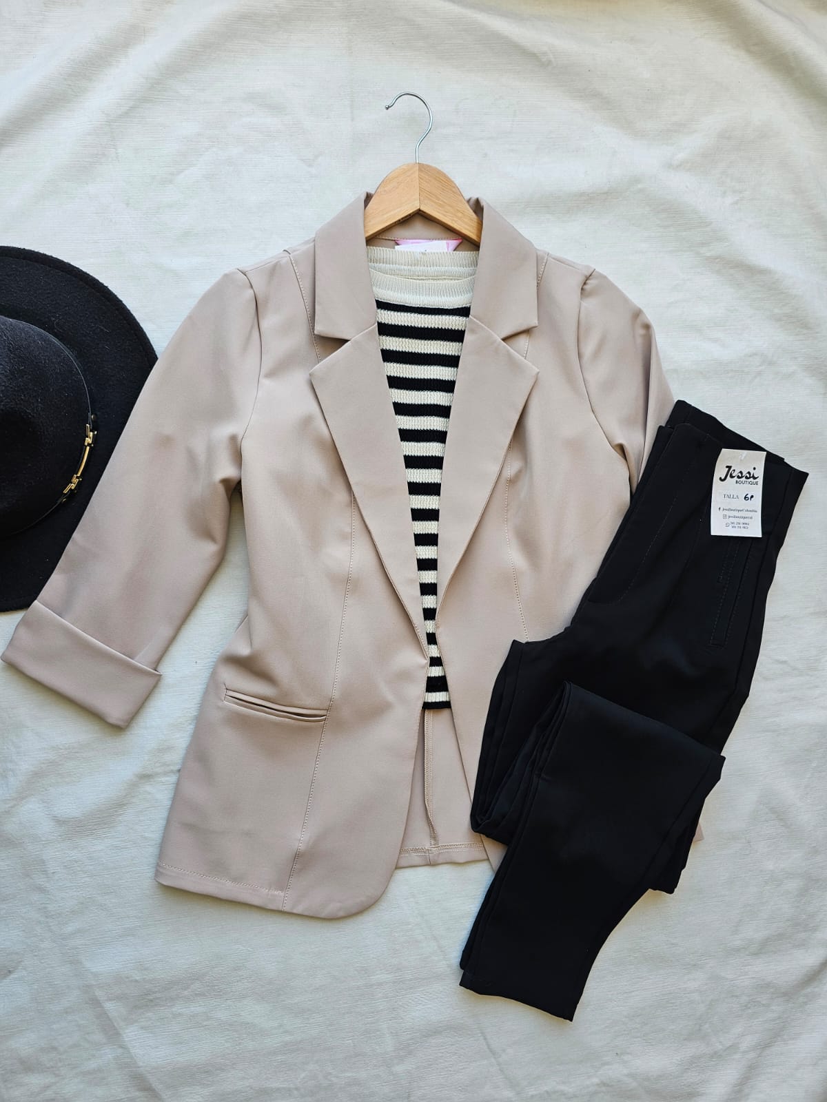 Blazer sastre de lino manga 3/4 con solapa y forro en el frente. Amplia paleta de colores: rojo, azul, camel, rosa, amarillo, negro, blanco. Jessi Boutique.