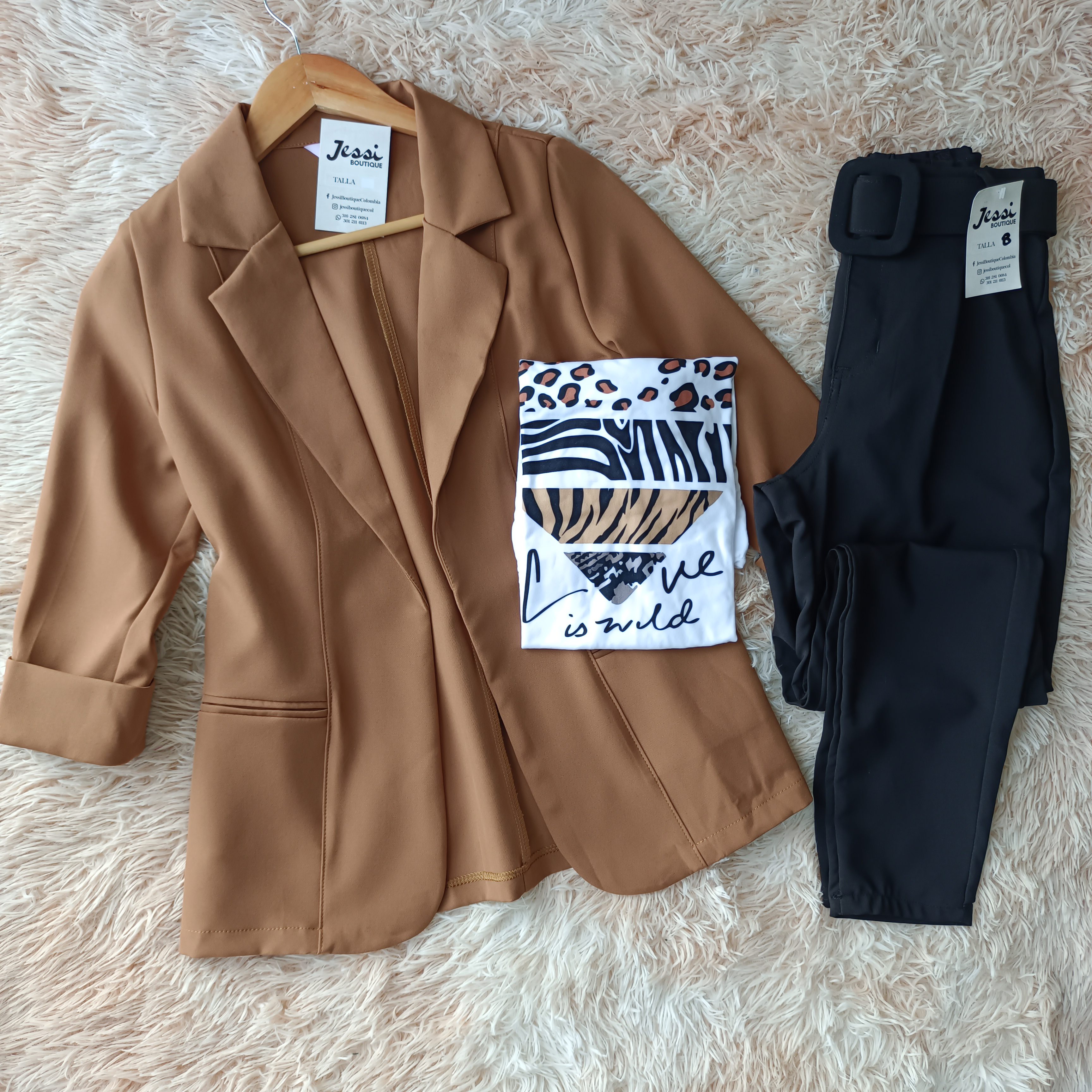 Blazer sastre de lino manga 3/4 con solapa y forro en el frente. Amplia paleta de colores: rojo, azul, camel, rosa, amarillo, negro, blanco. Jessi Boutique.