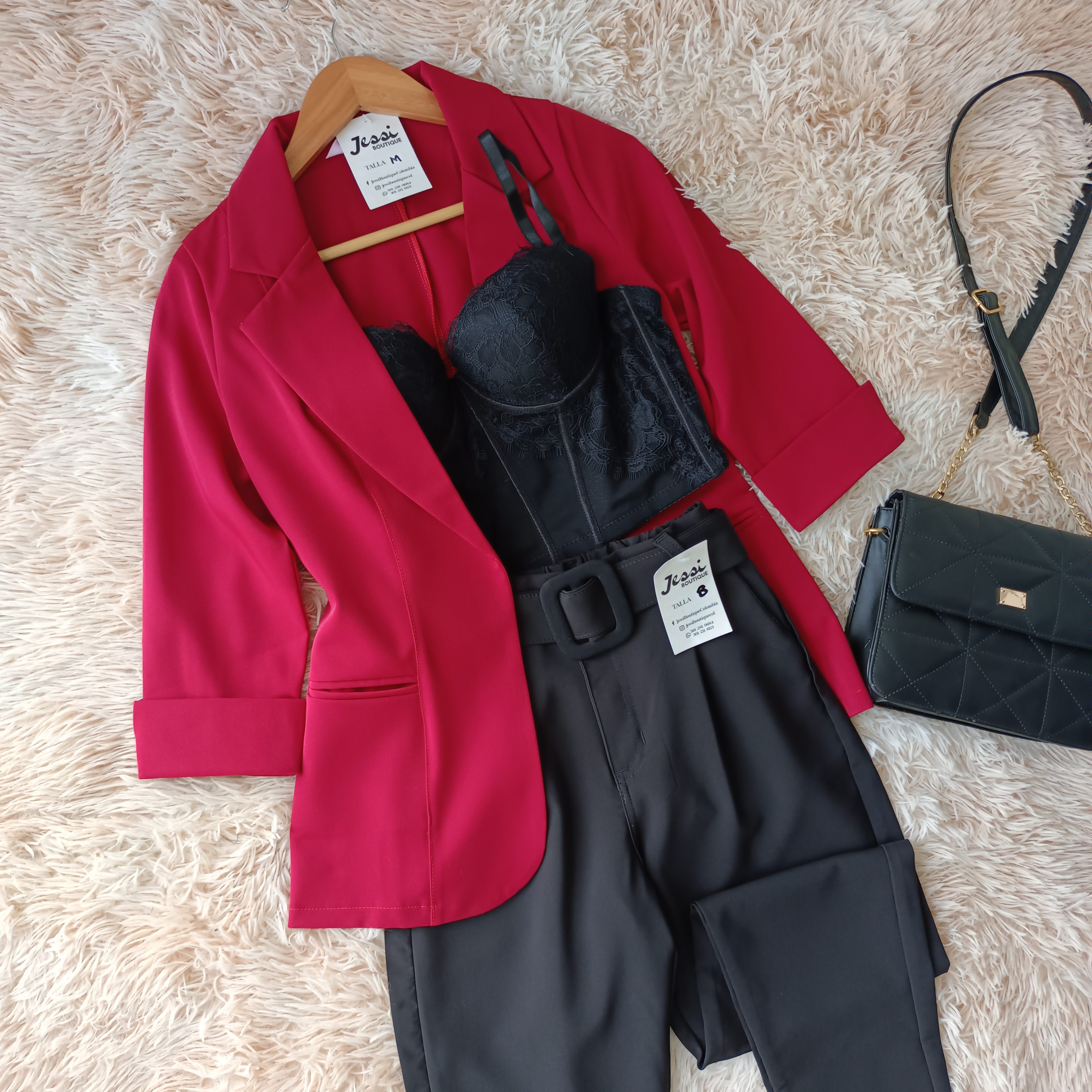 Blazer sastre de lino manga 3/4 con solapa y forro en el frente. Amplia paleta de colores: rojo, azul, camel, rosa, amarillo, negro, blanco. Jessi Boutique.