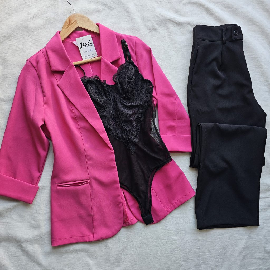 Blazer sastre de lino manga 3/4 con solapa y forro en el frente. Amplia paleta de colores: rojo, azul, camel, rosa, amarillo, negro, blanco. Jessi Boutique.
