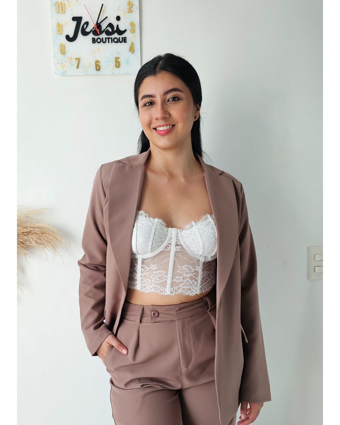 Blazer sastre de lino noche de viena, manga larga, corte relaxed fit sin hombreras. Totalmente forrado. Disponible en negro, beige, azul y más. Jessi Boutique.