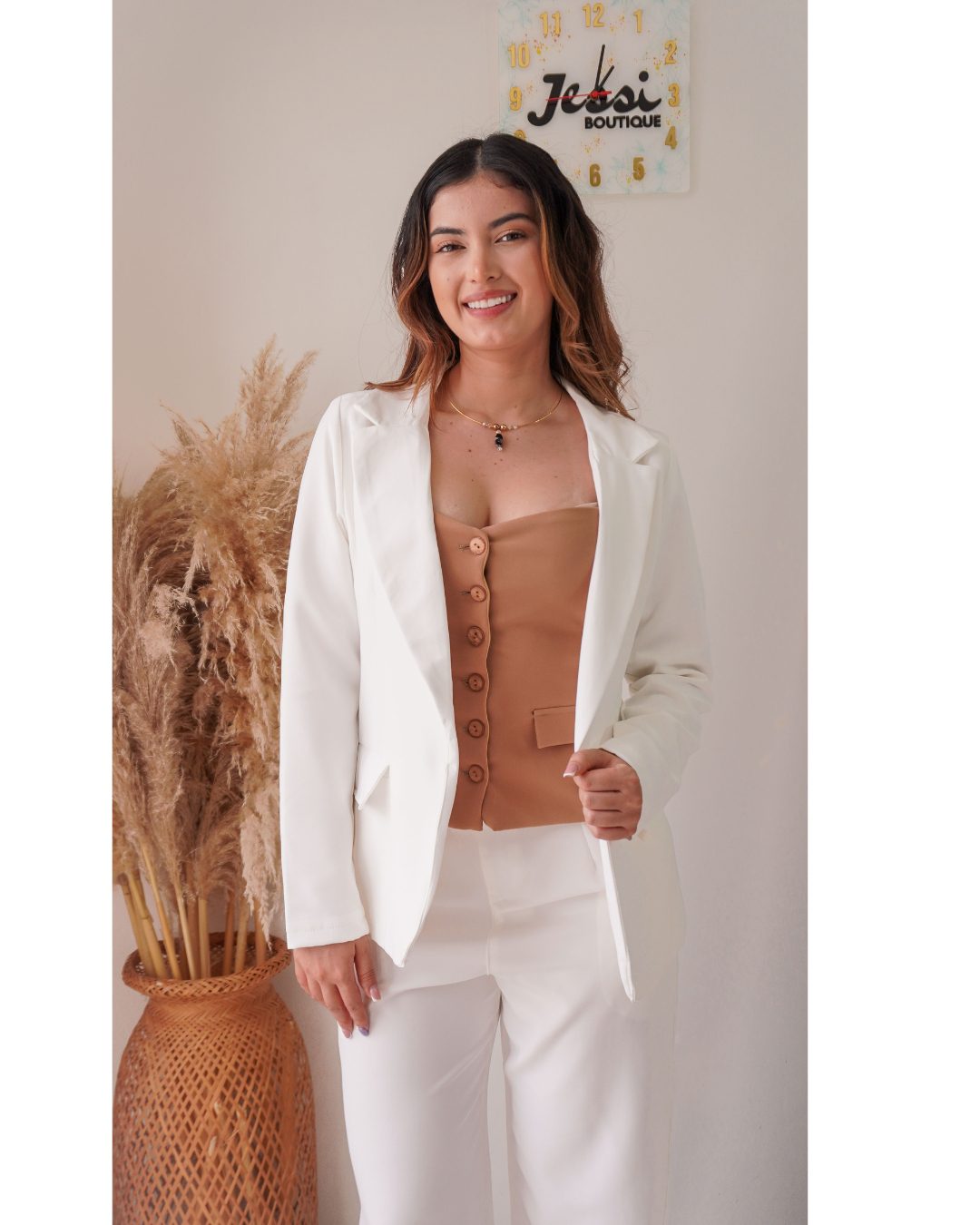 Blazer sastre de lino noche de viena, manga larga, corte relaxed fit sin hombreras. Totalmente forrado. Disponible en negro, beige, azul y más. Jessi Boutique.