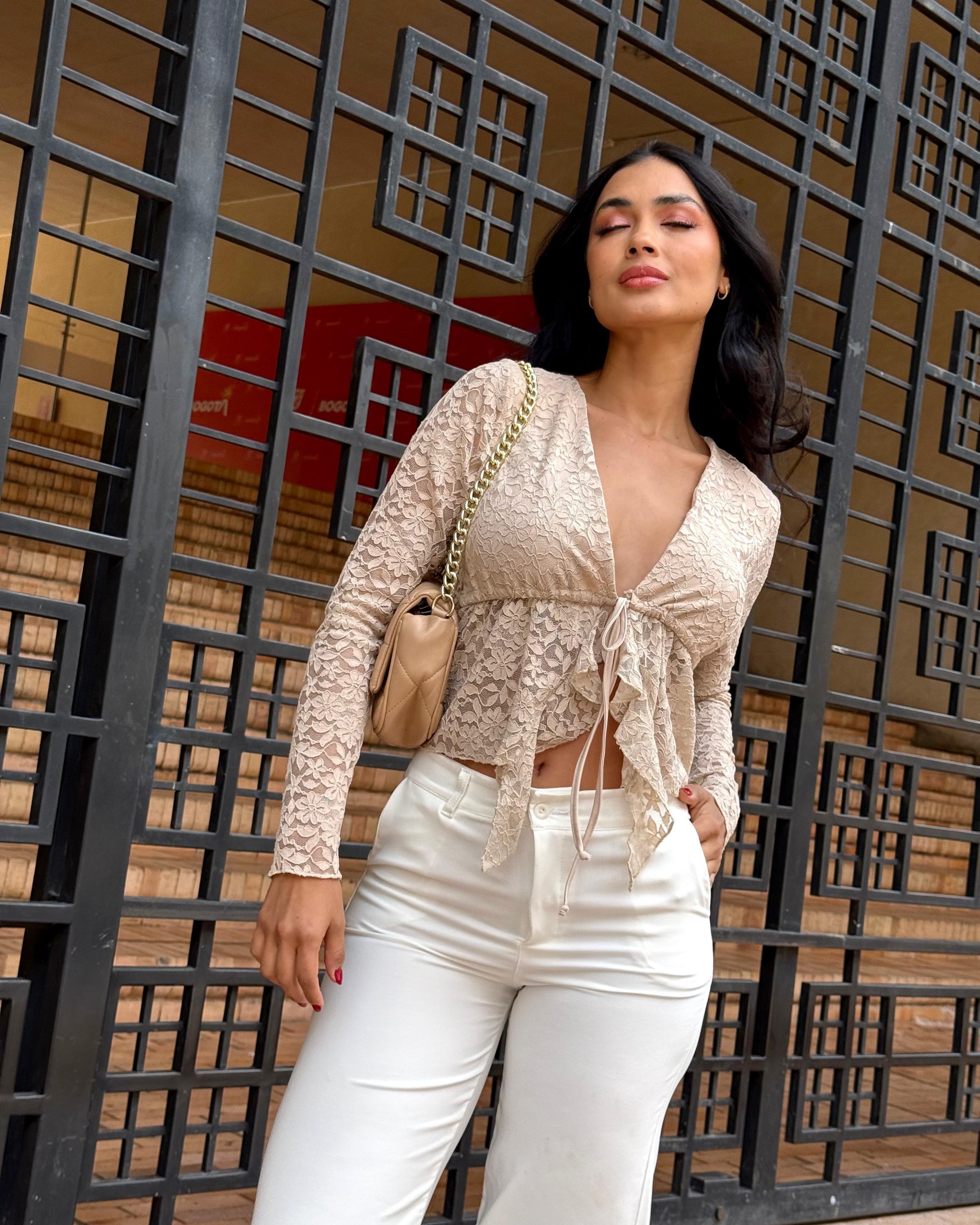 blusa top crop manga larga de blonda encaje con amarre frontal Disponible en blanco,cafe,negro,beige,amarilla, vino,mocca, azul, rosa pastel, verde. Jessi Boutique.