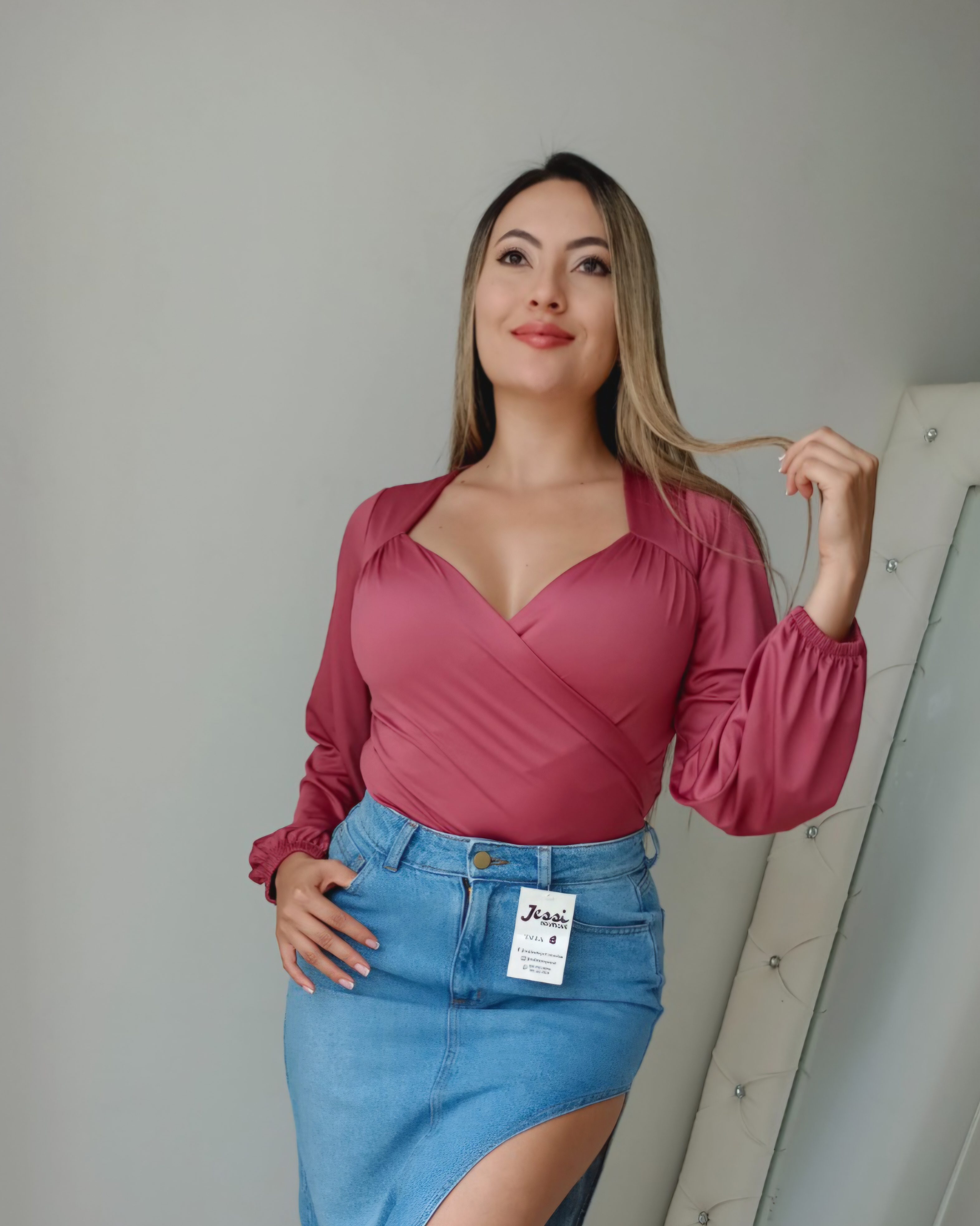 Blusa manga larga color rosa oscuro o malva con escote corazón y diseño cruzado (wrap). Manga abullonada. Talla única. Jessi Boutique.