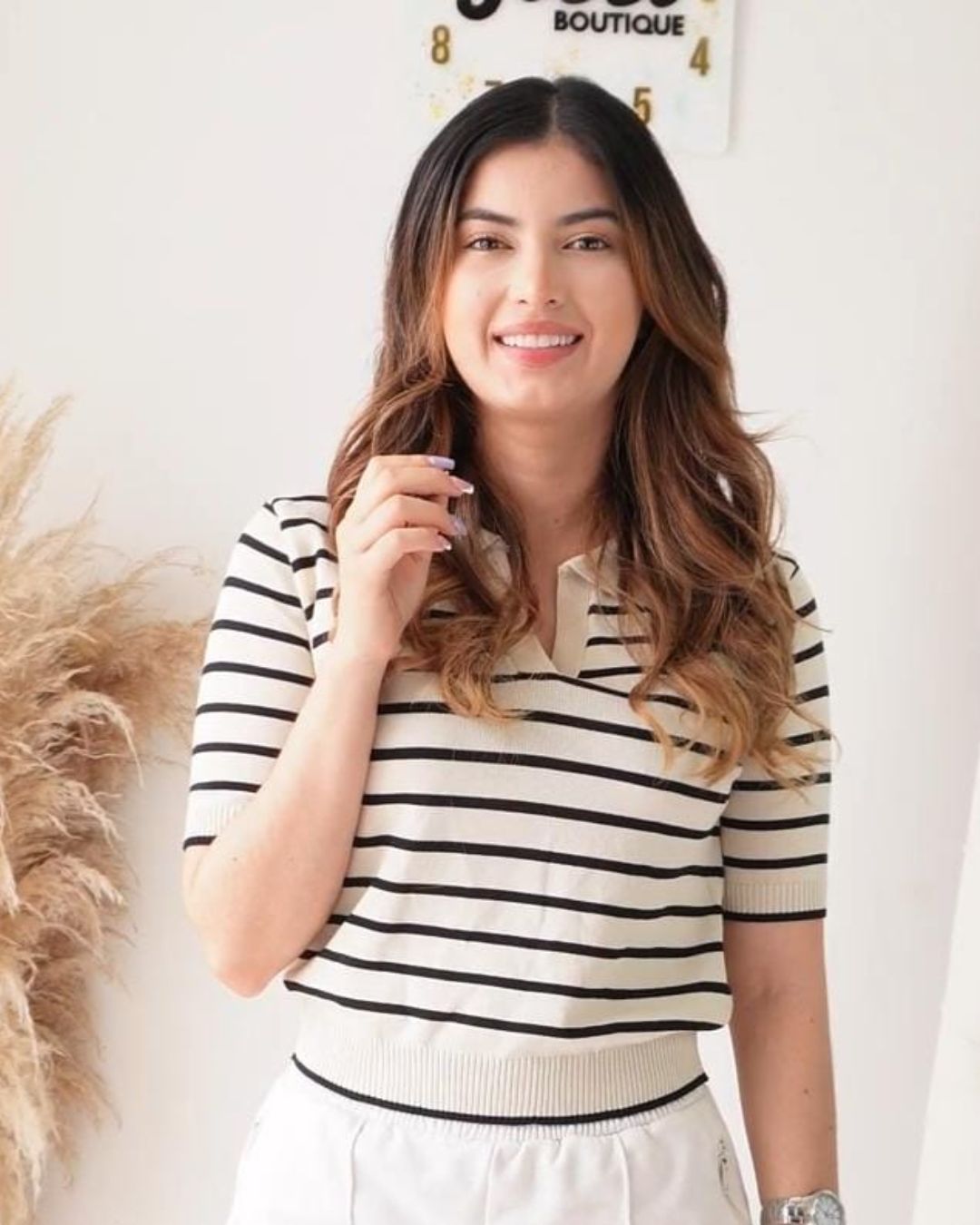 Top polo tejido de punto rib con rayas, cuello y escote en V. Manga corta. Disponible en 5 colores. Talla única. Jessi Boutique.