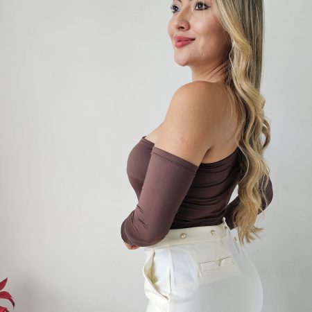 Body manga larga asimétrico one shoulder con detalle de malla transparente en el escote. Doble tela en el busto. Disponible en negro, blanco y marrón. Jessi Boutique.