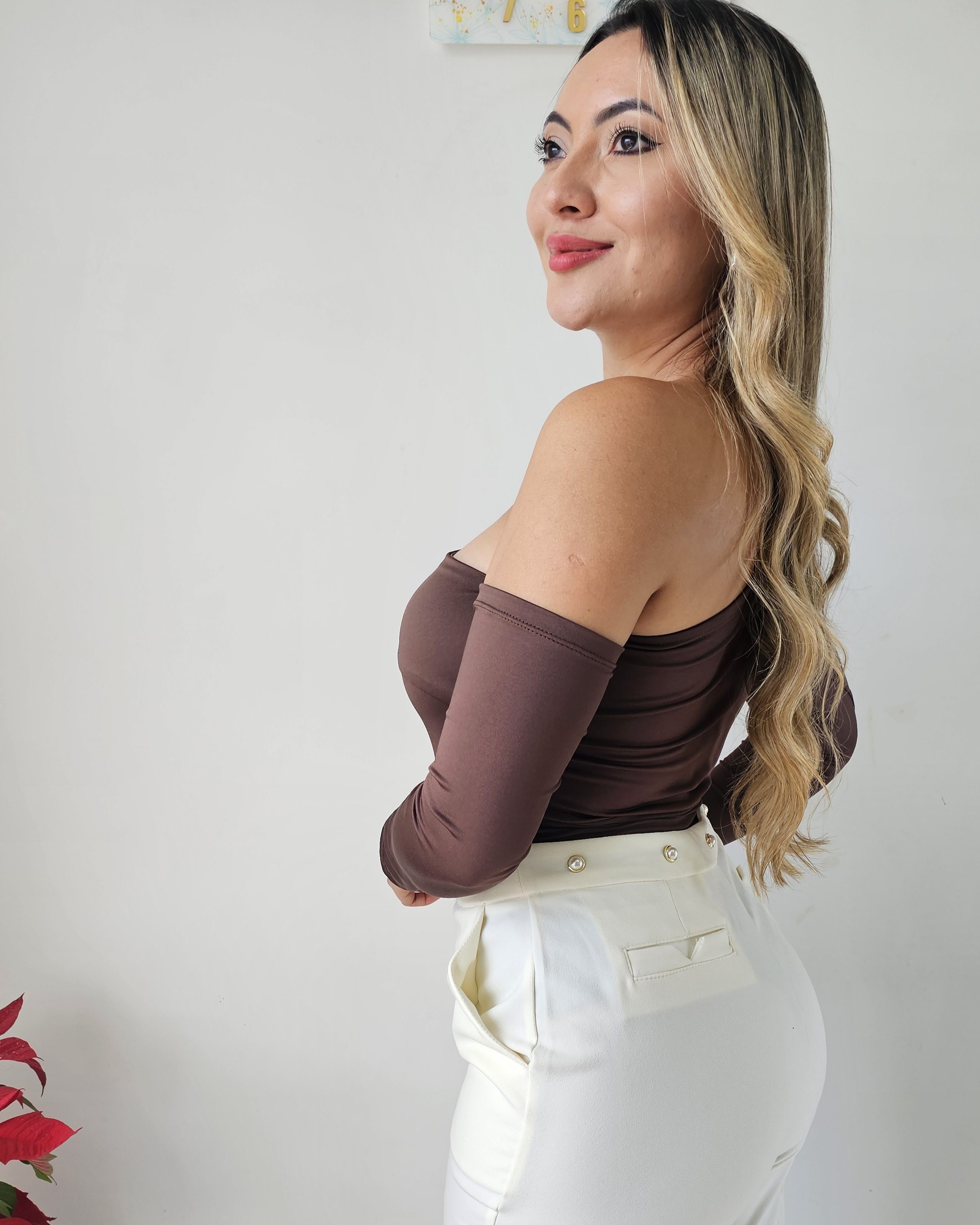 Body manga larga asimétrico one shoulder con detalle de malla transparente en el escote. Doble tela en el busto. Disponible en negro, blanco y marrón. Jessi Boutique.
