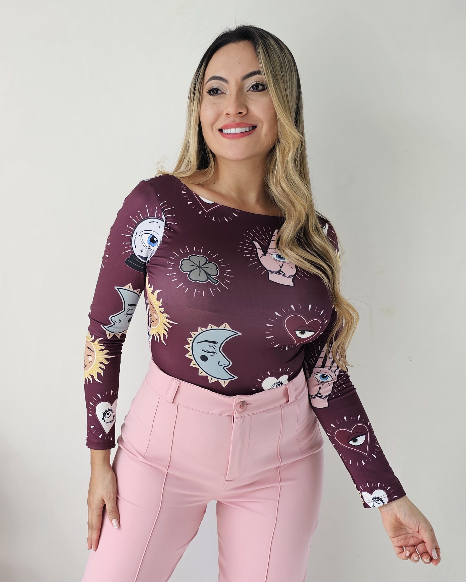 Body manga larga con estampado de símbolos místicos, ojos, soles y manos. Cuello redondo y doble tela en el busto. Disponible en vino y verde oscuro. Jessi Boutique.