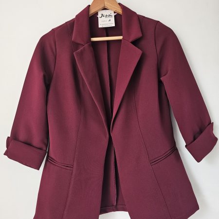 Blazer sastre de lino manga 3/4 con solapa y forro en el frente. Amplia paleta de colores: rojo, azul, camel, rosa,vino, amarillo, negro, blanco. Jessi Boutique.