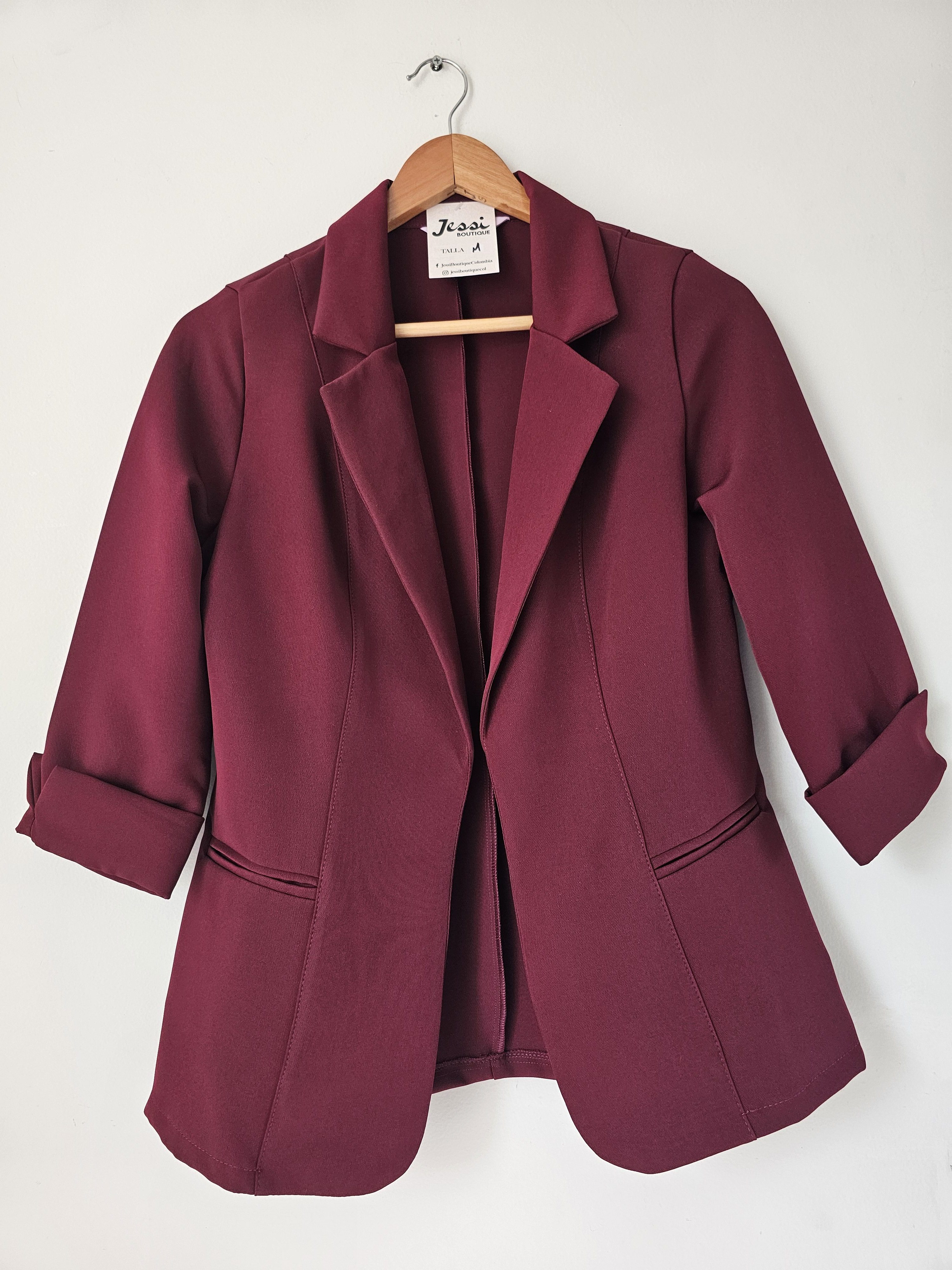 Blazer sastre de lino manga 3/4 con solapa y forro en el frente. Amplia paleta de colores: rojo, azul, camel, rosa,vino, amarillo, negro, blanco. Jessi Boutique.