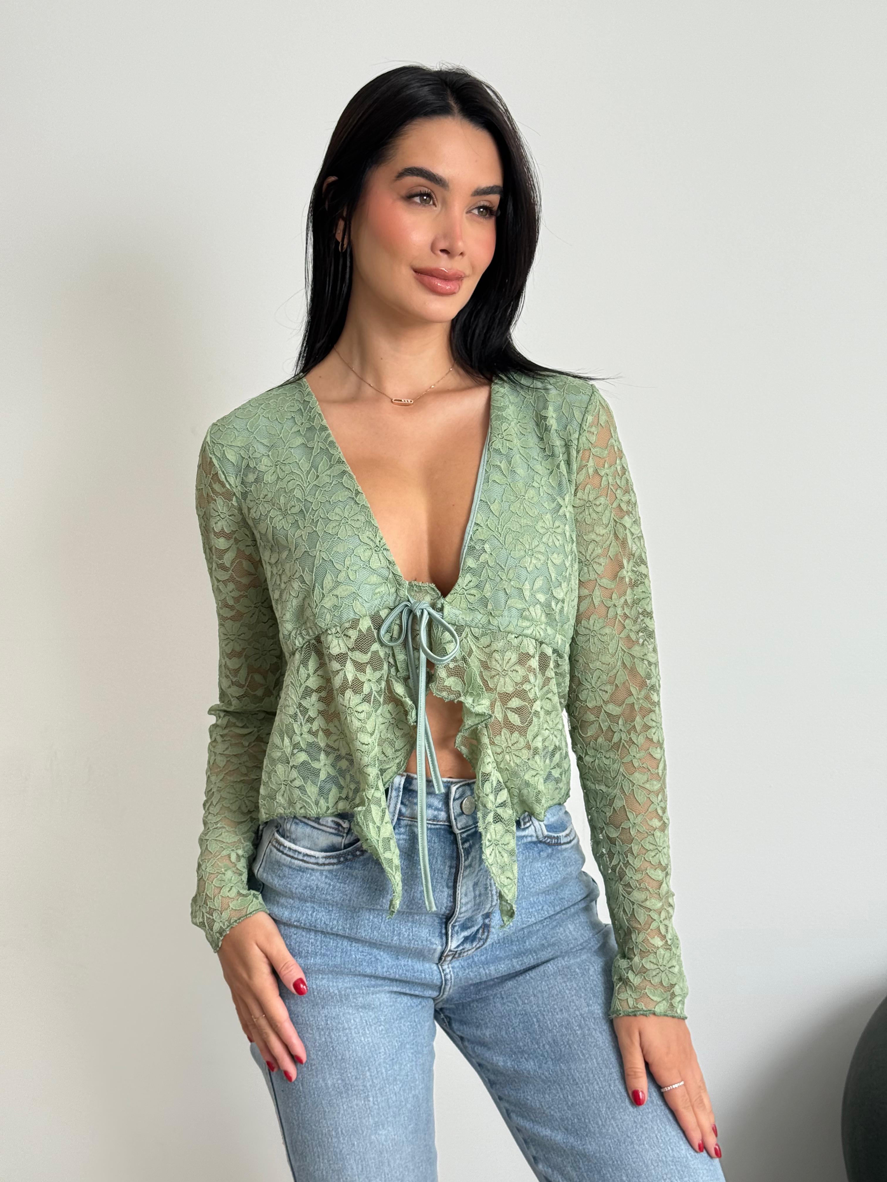 blusa top crop manga larga de blonda encaje con amarre frontal Disponible en blanco,cafe,negro,beige,amarilla, vino,mocca, azul, rosa pastel, verde. Jessi Boutique.
