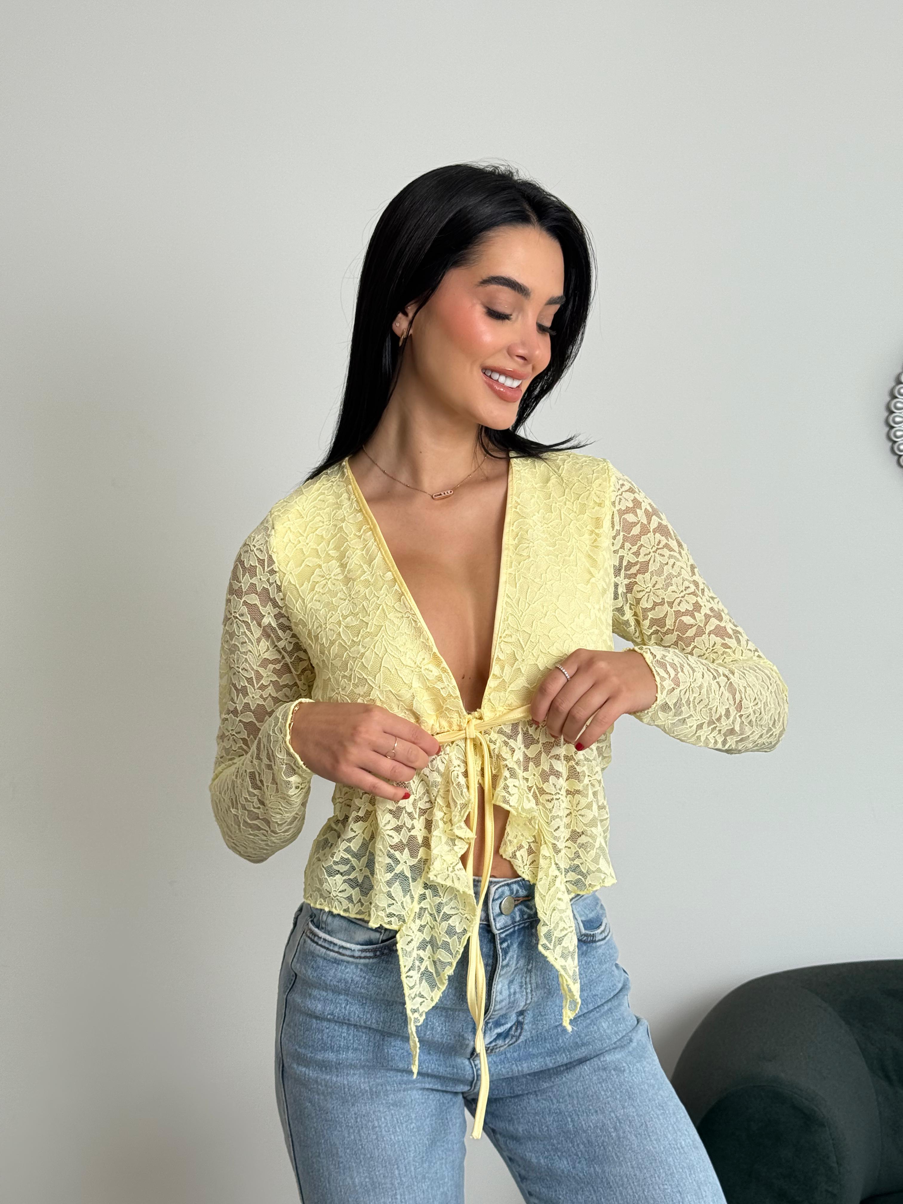 blusa top crop manga larga de blonda encaje con amarre frontal Disponible en blanco,cafe,negro,beige,amarilla, vino,mocca, azul, rosa pastel, verde. Jessi Boutique.