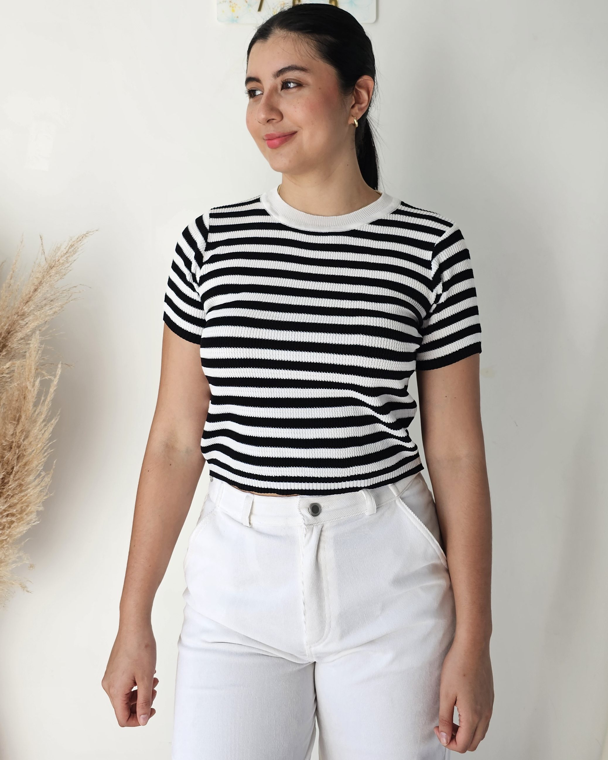 Top tejido manga corta de punto rib hilo con rayas horizontales blancas y negras. Disponible en 5 colores. Camiseta de Jessi Boutique.