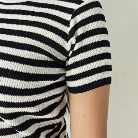 Top tejido manga corta de punto rib hilo con rayas horizontales blancas y negras. Disponible en 5 colores. Camiseta de Jessi Boutique.