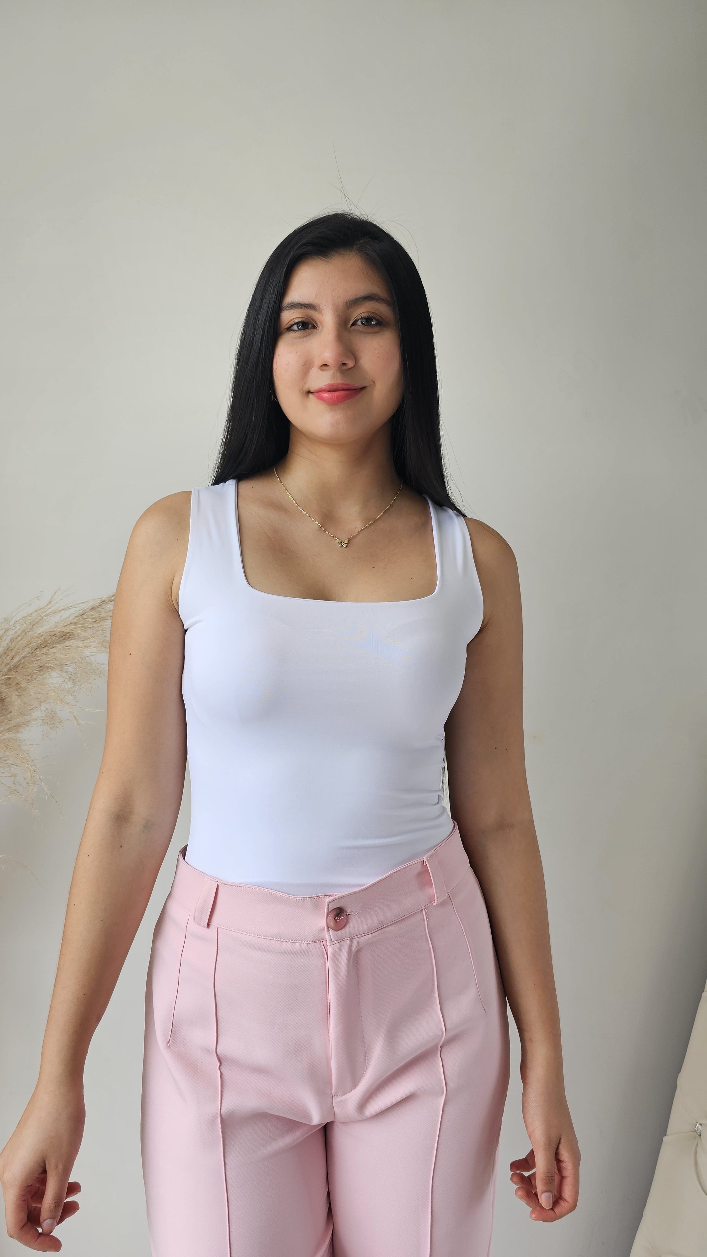 Body básico blanco sin mangas con escote cuadrado en tela licra amorella doble en el frente. Ideal para tallas S y M. Jessi Boutique.