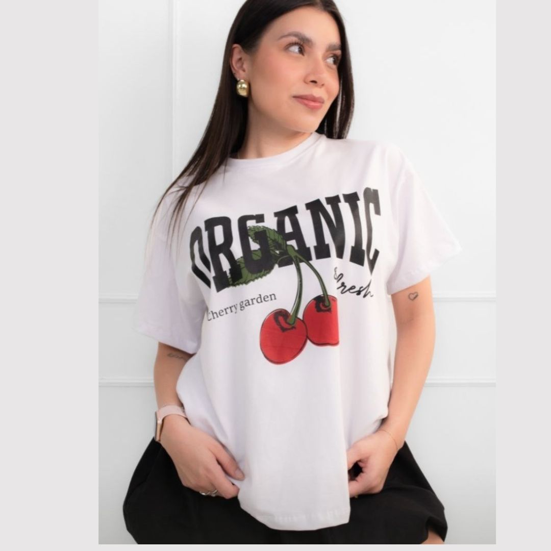 Camiseta gráfica oversize con estampado "ORGANIC Cherry Garden & Fresh". Manga corta y cuello redondo. Tela fría. Disponible en blanco y marrón. Jessi Boutique.