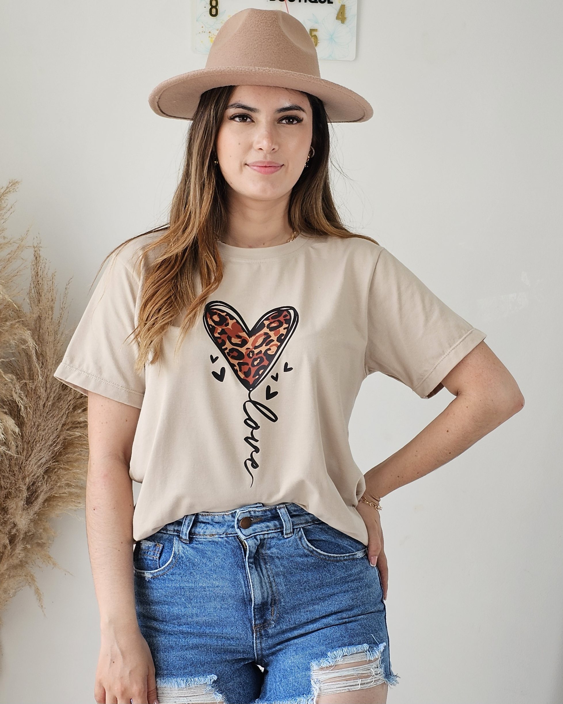 Camiseta oversize de algodón con estampado de corazones entrelazados, mariposa y diseño místico. Cuello redondo y manga corta. Varios colores. Jessi Boutique.