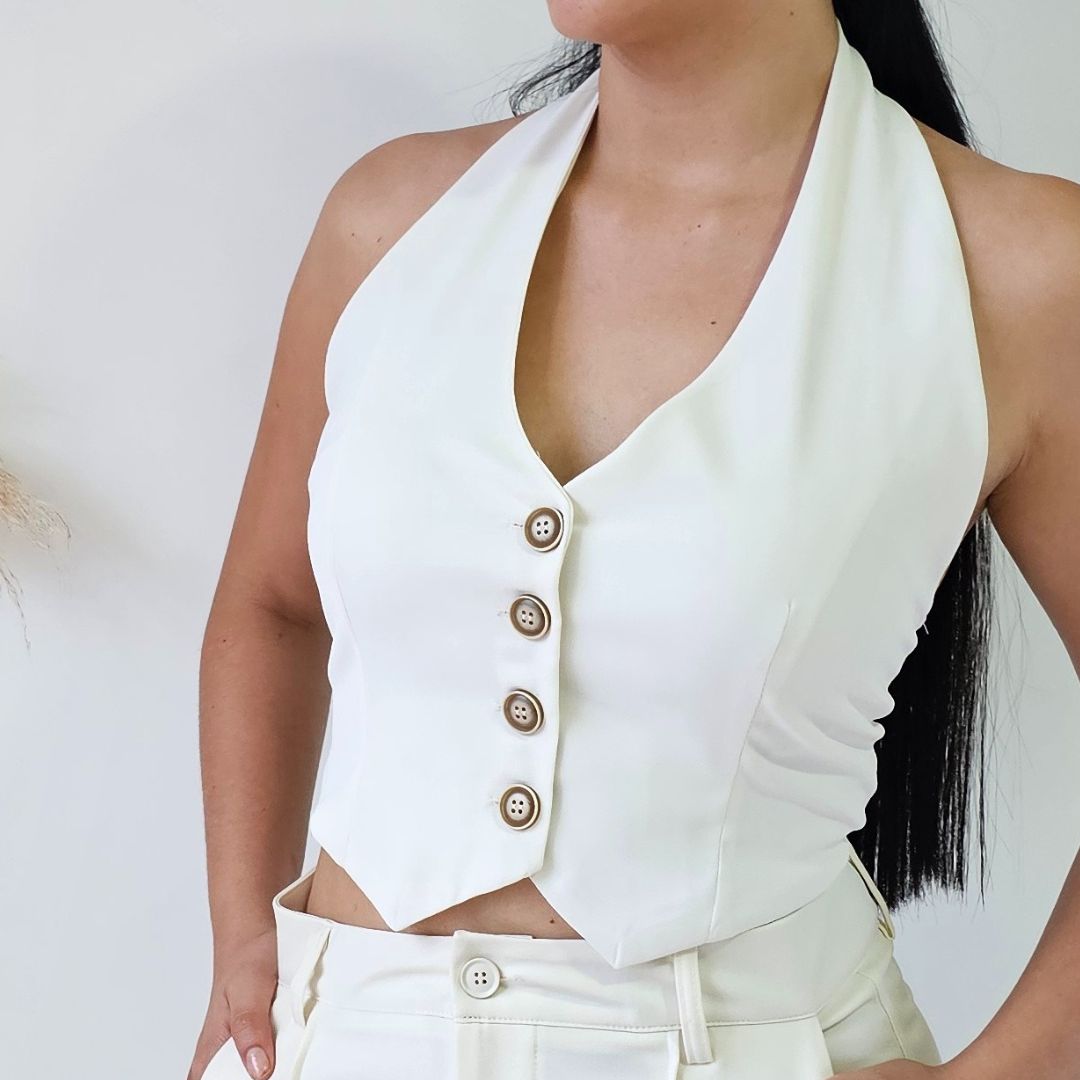 Chaleco top sastre halter color blanco marfil con botones de madera (o café) y escote en V. Botones funcionales. Tallas S a XL. Jessi Boutique.